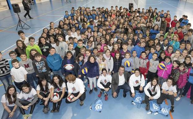 280 escolares vitorianos reciben dos masterclass para fomentar la igualdad en el deporte