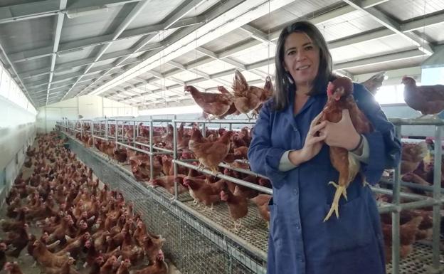 La conductora de ambulancias que cría gallinas ponedoras en Busturia